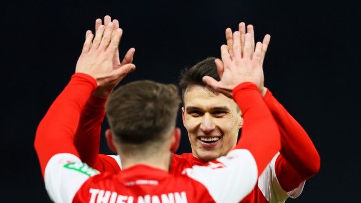 Bundesliga: Geschafft: Jan Thielmann (vorne) feiert seinen späten Treffer mit Dejan Ljubicic.