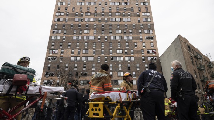 USA: Rettungskräfte vor dem Wohnhaus im New Yorker Stadtviertel Bronx, in dem bei einem Brand mindestens 19 Menschen ums Leben kamen.