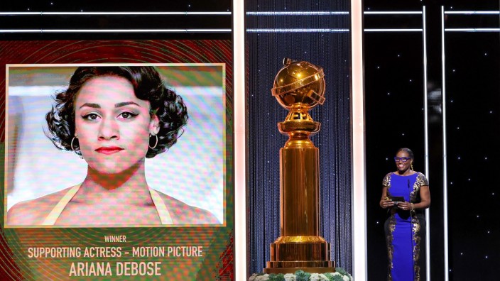 Golden Globes: Tige Charity, Leiterin der NGO "Kids in the Spotlight" präsentiert den Golden Globe in der Kategorie "Beste Nebendarstellerin" - hinter verschlossenen Türen, ohne Publikum.