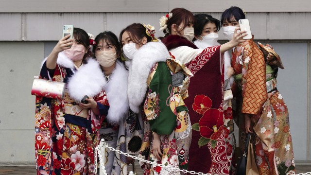 Nationaltracht: Kostbare Tracht zum 20. Geburtstag: Japanische Frauen feiern in Kimonos ihre Volljährigkeit.