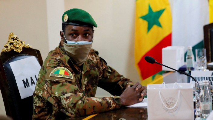 Westafrika: 2020 nahm Assimi Goïta, der sich in Mali selbst zum Präsidenten ausgerufen hat, an einem Treffen der Ecowas teil. Jetzt ist Malis Mitgliedschaft dort suspendiert.