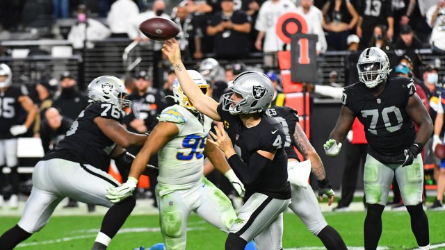 NFL: Raiders-Quarterback Derek Carr lenkte seine Mannschaft noch zum Sieg - und in die Playoffs.