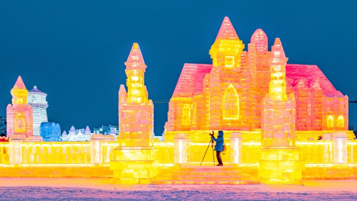 China: Die in Harbin geformten Eisskulpturen werden mit LED-Lämpchen beleuchtet.