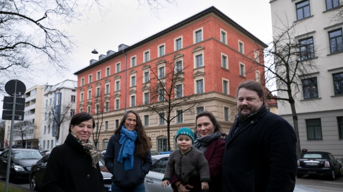 Wohnen in München: Die Insolvenz des Investors könnte ihre Rettung sein: Lena Bröcker (von links), Daphne Dieter, Patricia Wich und Johannes Evers mit dem kleinen Emmanuel.