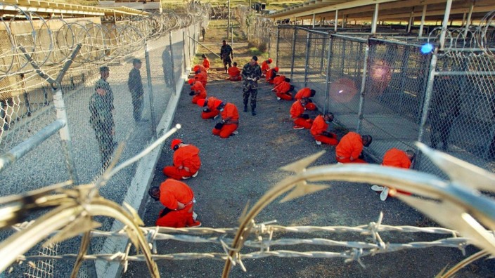 Zwanzig Jahre Guantanamo: Bilder wie dieses schockierten die Welt: Ein von der US-Armee herausgegebenes Foto zeigt in orangefarbene Overalls gekleidete Häftlinge im Camp X-Ray in Guantanamo.
