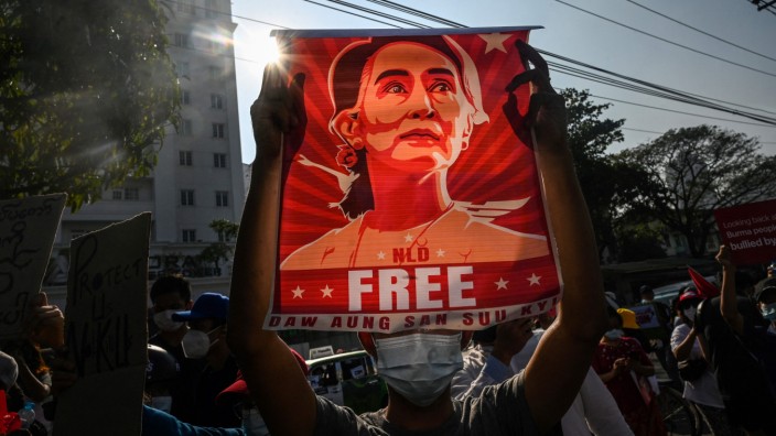 Südostasien: Ein Demonstrant protestiert kurz nach dem Putsch am 1. Februar 2021 mit einem Bildnis von Aung San Suu Kyi dagegen, dass Myanmars Militär die Staatsgewalt an sich gerissen hat.