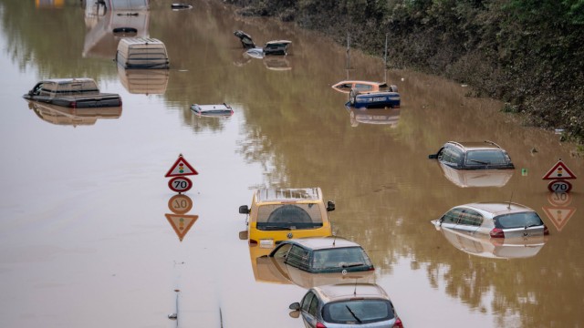 Naturkatastrophen: Erst kam das Tief "Bernd" und dann die Überschwemmungen: Eine Bundesstraße bei Erftstadt in Nordrhein-Westfalen im Juli 2021.