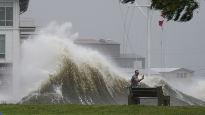 Naturkatastrophen: Spektakulär: Das vom Hurrikan Ida aufgepeitschte Wasser am Ufer eines Sees in Louisiana, USA.