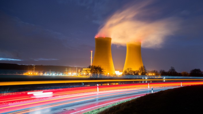 Taxonomie: Das - zum Jahresende 2021 abgeschaltete - Atomkraftwerk im niedersächsischen Grohnde. Deutsche Umweltverbände fordern von Kanzler Scholz eine klare Position gegen die Pläne der EU-Kommission, die Atomkraft als "grün" zu etikettieren.