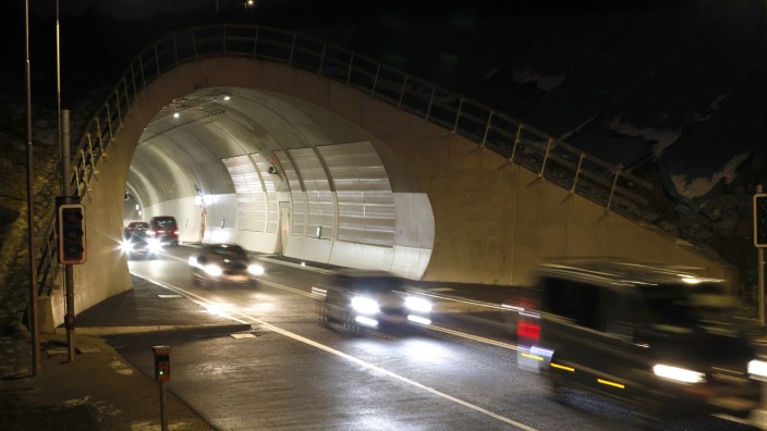 Verkehr: Um 17.26 Uhr hat am Montag das erste Fahrzeug den Tunnel der neuen Freisinger Westtangente durchquert. 55 Jahre nach Beginn der Planungen. Jetzt kommen die Schaulustigen.