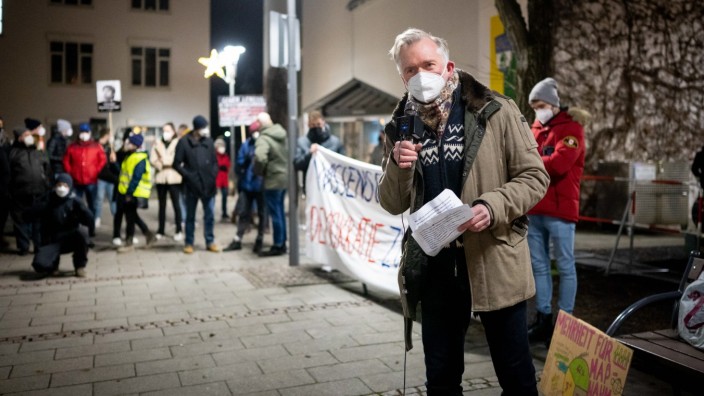 Corona-Maßnahmen: Solidarität mit Pflegekräften: Kabarettist Christian Springer spricht vor dem Rathaus in Unterhaching.