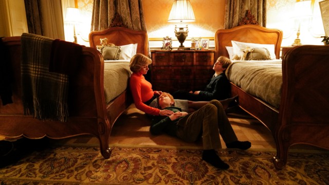 Kristen Stewart als Prinzessin Diana - "Spencer" im Kino: Mit den Jungs entkommen: Diana (Kristen Stewart) im Kinderzimmer von William (Jack Nielen) und Harry (Freddie Spry).