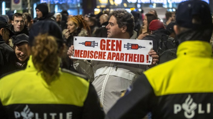 Niederlande: Etwa 200 Menschen demonstrieren am Turfmarkt gegen den Lockdown in den Niederlanden - potenzielle Zuschauer des rechten öffentlich-rechtlichen Senders ON!, der seit Anfang Januar on Air ist.