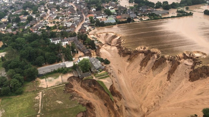 Flutkatastrophe in Erftstadt: Eine Luftaufnahme zeigt das Ausmaß der Überschwemmungen und des Erdrutsches in Erftstadt-Blessem.