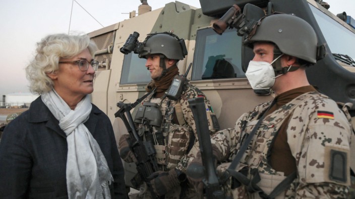Deutsche Soldaten im Irak: Verteidigungsministerin Christine Lambrecht hat im Januar deutsche Soldaten in Erbil im Nordirak besucht. Sie möchte den Irak-Einsatz verlängern.