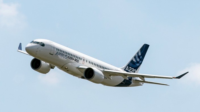 Luftfahrt: Ein Flugzeug des Modells A220-300 in Toulouse: Airbus hat im zweiten Corona-Jahr seine Position als weltgrößter Flugzeugbauer verteidigt.