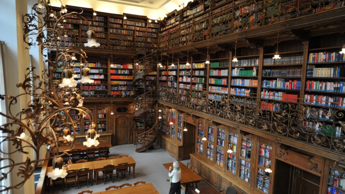 München: Der Lesesaal der Juristischen Bibliothek im Rathaus lässt manchen Harry-Potter-Fan an Hogwarts denken.