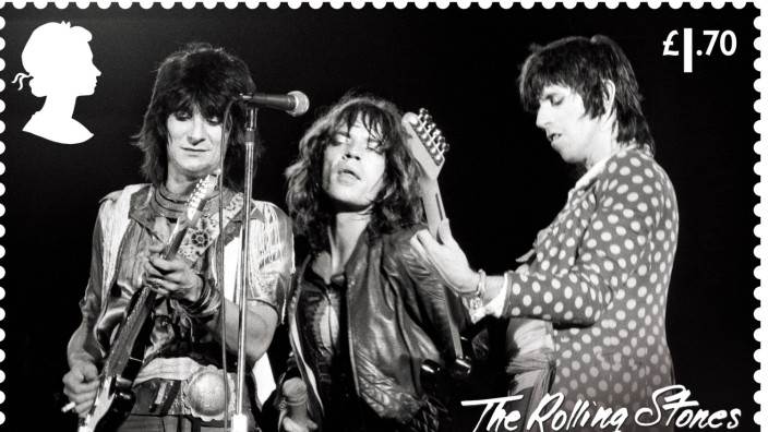 Leute: Die Royal Mail hat im Januar ein Sondermarken-Set von zwölf Briefmarken mit Fotos der Rolling Stones herausgegeben. Auf dieser Marke ist die Schwarz-Weiß-Aufnahme bei einem Konzert aus dem Londoner Hyde Park im Jahr 1979 zu sehen.