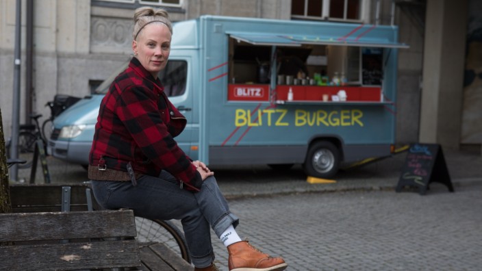 "Blitz Food Truck": Die Gastronomin Sandra Forster hat ihren Imbisswagen im Innenhof des Deutschen Museums geparkt.