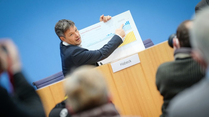 Klimaschutz: "Sehen Sie sich an, was wir erreichen müssen!": Der neue Minister für Wirtschaft und Klimaschutz, Robert Habeck (Grüne), am Dienstag in der Bundespressekonferenz in Berlin.