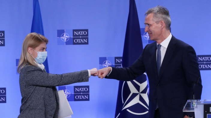 Ukraine-Krise: Seite an Seite: Nato-Generalsekretär Jens Stoltenberg mit der ukrainischen Vizepremierministerin Olga Stefanischina.