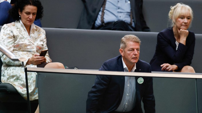 Angst vor Omikron: Im Bundestag auf die Besuchertribüne verbannt: AfD-Abgeordnete, die der 3-G-Regel im Parkett nicht folgen mochten.