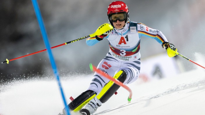 Lena Dürr beim Slalomwettbewerb in Schladming