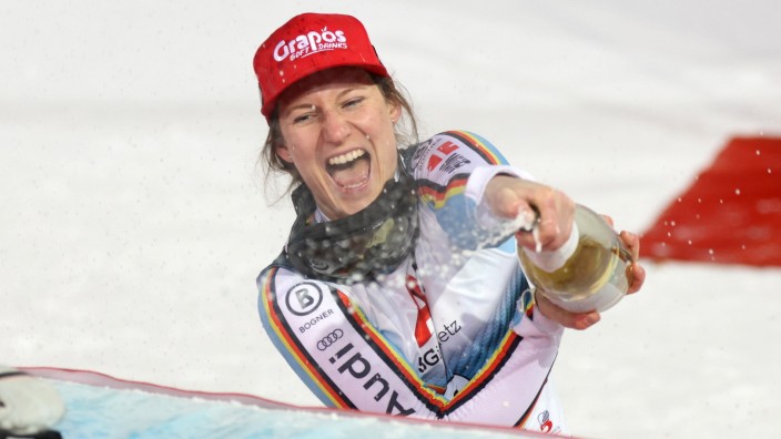 Slalomfahrerin Lena Dürr: Eine Sekunde hinter den Schnellsten, dafür schneller als der Rest: Lena Dürr bejubelt ihren dritten Podestplatz in einem Weltcup-Slalom.