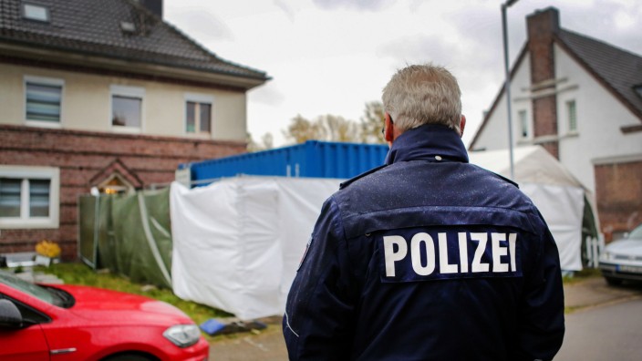 Missbrauchskomplex Bergisch Gladbach: Eine Hausdurchsuchung in Alsdorf in Nordrhein-Westfalen im November 2019. Hier wurde ein Tatverdächtiger festgenommen. Insgesamt kamen die Ermittler auf 30 000 verschiedene Spuren.