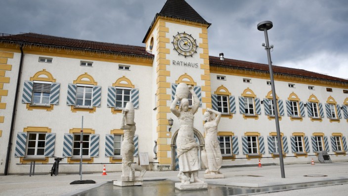 Ortstermin des Kulturausschusses: Die Wasserträgerinnen von Wilhelm Srb-Schloßbauer vor dem Geretsrieder Rathaus.