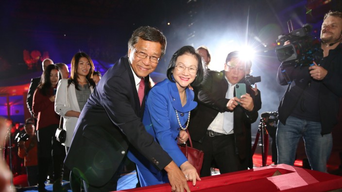 MV-Werften: Der malaysische Milliardär Lim Kok Thay, Eigentümer des Tourismuskonzerns Genting Hong Kong, mit seiner Frau.