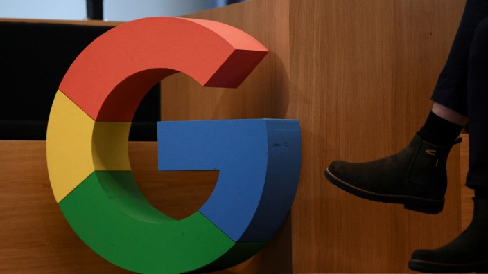 Google News Showcase: Google habe sich bereit erklärt, verbleibende Unklarheiten und Bedenken durch Änderungen in den Showcase-Verträgen auszuräumen, heißt es vom Kartellamt.