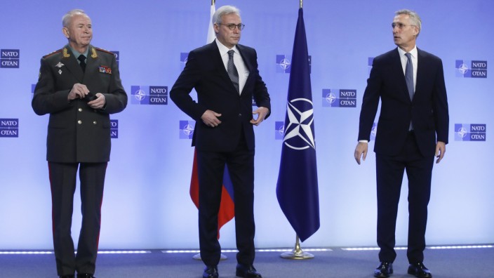 Nato-Russland-Rat: Optisch auf einer Linie: der stellvertretende russische Verteidigungsminister Alexander Fomin, Vize-Außenminister Alexander Gruschko und Nato-Generalsekretär Jens Stoltenberg (von links) in der Nato-Zentrale in Brüssel.