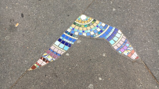 Streetart: Erinnert ein bisschen an eine Möwe am Himmel: ein Mosaik am Pariser Boulevard Saint-Germain.