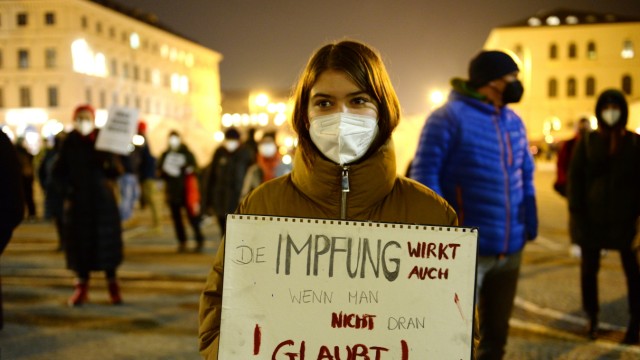Neue Corona-Proteste in München: Gegendemonstranten am Odeonsplatz