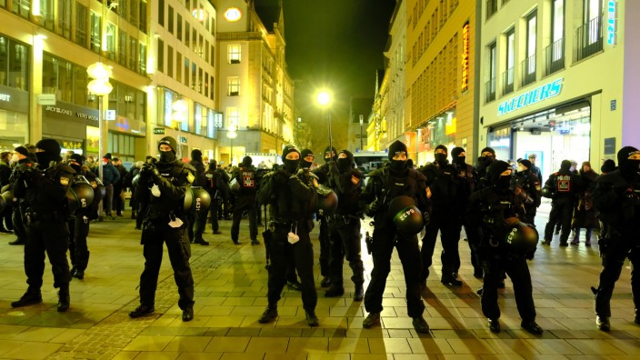 Neue Corona-Proteste in München: Die Polizei zeigte sich am Mittwochabend in enormer Präsenz - etwa 1000 Beamte waren im Einsatz.