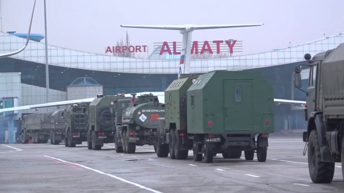 Unruhen in Zentralasien: Russische Militärfahrzeuge am Flughafen von Almaty.