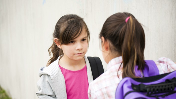 Erziehung: Weil Mädchen ihren Status in der Gruppe nicht offen auskämpfen dürfen, wird böse geschaut, getuschelt und gestichelt.