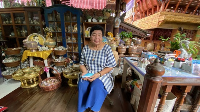 Kunsthandwerk: Fünf Familienclans haben sich im Dorf Don Kai Dee eine Autostunde von Bangkok entfernt dem Benjarong verschrieben. Hier die Dorf-Chefin Urai Thaeng Eim.