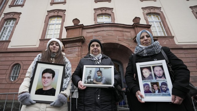 Prozess: Samaa Mahmoud, Mariam Alhallak and Yasmen Almashan (von links) erinnern vor dem Gericht in Koblenz an ihre in syrischer Haft getöteten Angehörigen.