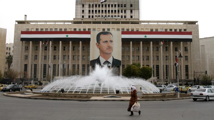 Prozess: Der syrische Machthaber Baschar al-Assad wacht mit strengem Blick über die Hauptstadt Damaskus. (Archivbild)