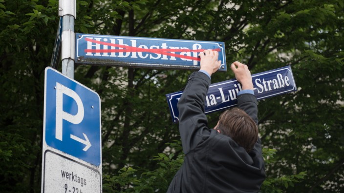 Neuhausen: 2019 wurde das Straßenschild bei einer Demonstration für die Umbenennung schon einmal symbolisch durchgestrichen, nun werden die Schilder bald tatsächlich ausgetauscht.