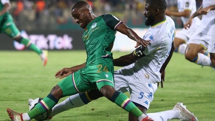 Afrika-Cup: Keine leichte Gruppe beim Afrika-Cup: Die Komoren spielen noch gegen Marokko und Ghana. Den Auftakt gegen Gabun (rechts Lloyd Palun) verlor Faiz Mattoir mit seinem Nationalteam.