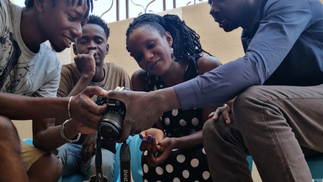 Fotografie in Mali: Seydou Camara (links), der Gründer von Yamarou, hat über die Biennale Kontakte zu Kollegen in Europa und Amerika geknüpft und zeigt seine Werke auch im Ausland.