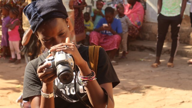 Fotografie in Mali: Die Yamarou-Aktivisten gehen in die Armenviertel Bamakos, wo sie Jugendlichen Fotoapparate leihen, sie unterrichten und anschließend deren Werke auf der Straße ausstellen.