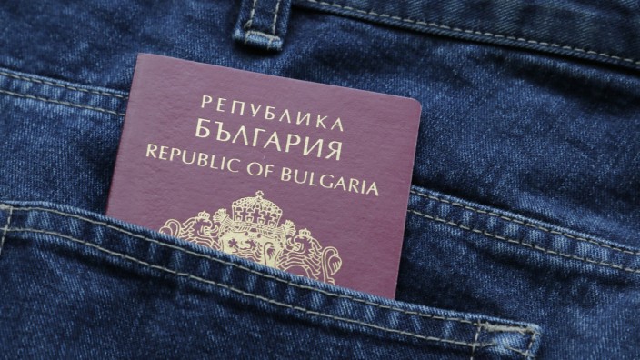 EU: Für Geld zu haben: ein Reisepass des EU-Landes Bulgarien.