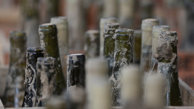 Flutwein: Nach dem Starkregen und der Flut im vergangenen Juli boten einige Winzer verschlammte Flaschen als Flutwein gegen Spenden an.