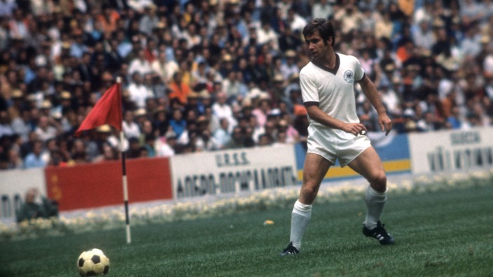 Außergewöhnliche Karriere: Bernd Patzke, hier bei der WM 1970 in der Partie gegen Uruguay, spielte 24 mal in der deutschen Fußball-Nationalmannschaft. 1966 landete sein Team auf Platz zwei.
