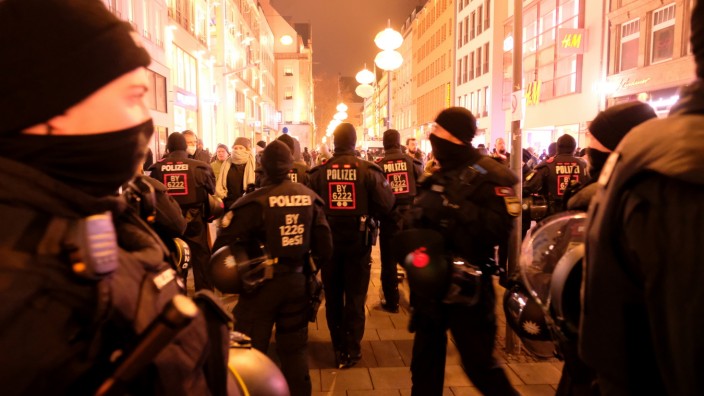 Corona-Proteste: Münchens Fußgängerzone am Mittwochabend. Viele ihrer Leute seien regelrecht "ausgebrannt", sagt der Polizeigewerkschafter.