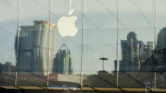 Netzbetreiber vs. Apple: Überall Apple: Das Logo des Silicon-Valley-Konzerns spiegelt sich auf der Fassade von Geschäftsimmobilien.